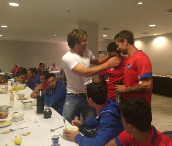Lugano visita jogadores do Nacional em São Paulo (Foto: Reprodução/Twitter)