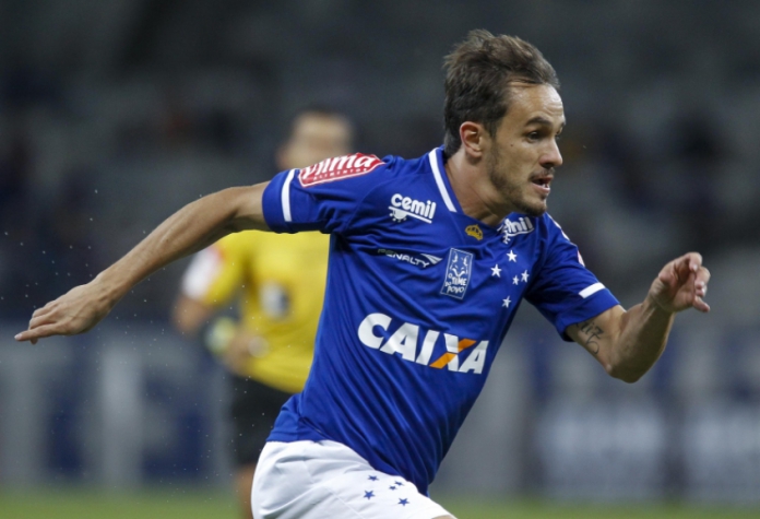 Lateral Lucas faz sua estreia com a camisa do Cruzeiro