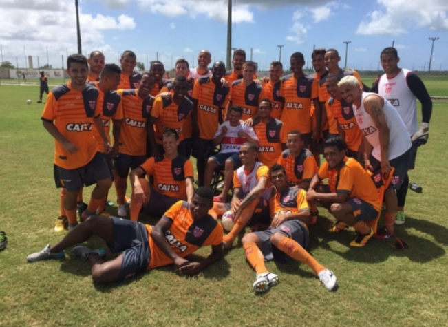Elenco do CRB tdurante treino antes da decisão do Alagoano (Foto: Divulgação / Site oficial)