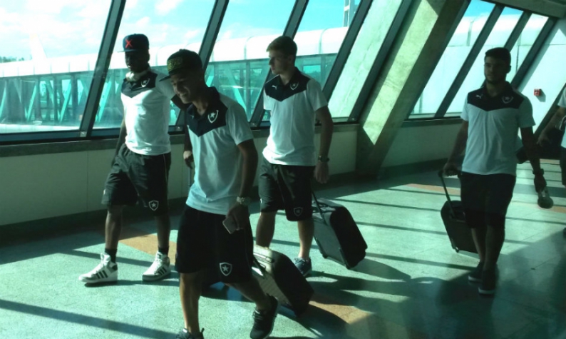 Jogadores do Botafogo passam pelo Aeroporto de Salvador (Foto: Igor Siqueira)