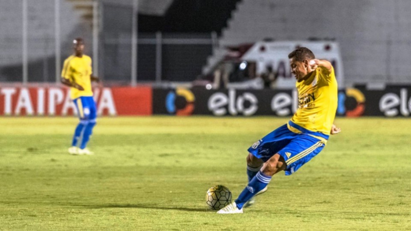 Felipe Azevedo durante jogo pela Ponte Preta (Foto: PontePress/FabioLeoni)