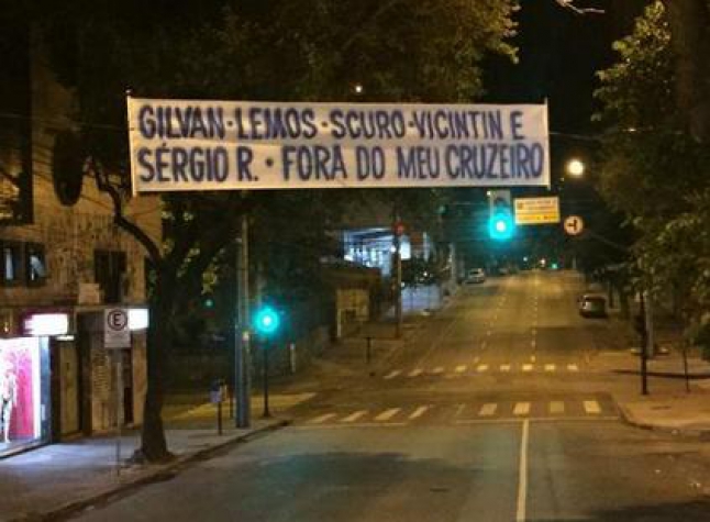 Protesto da torcida do Cruzeiro (Foto: Reprodução / Internet)