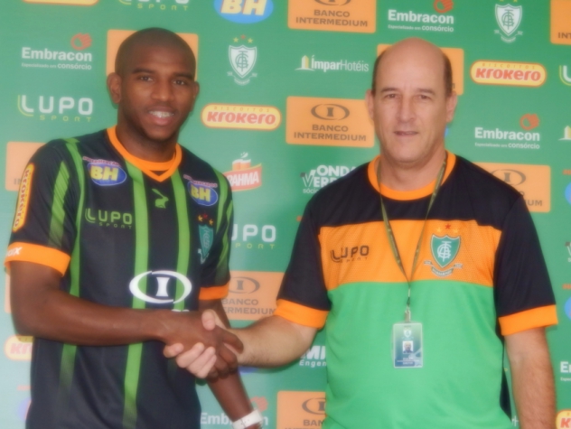 Helder é apresentado como o novo lateral direito do América-MG (Foto: Divulgação/América-MG)