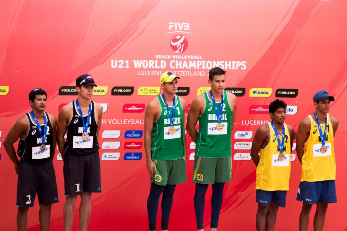 Brasileiros ocuparam o lugar mais alto do pódio no Mundial Sub-21 de vôlei de praia (Foto: Divulgação/FIVB)