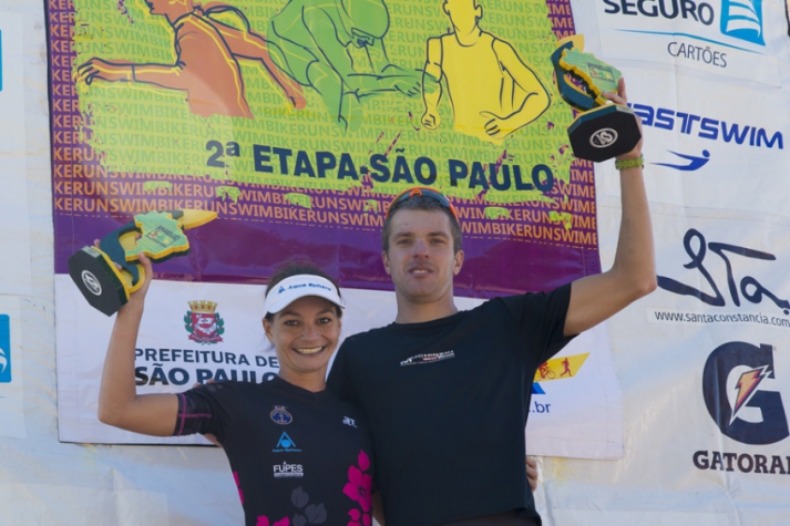 Fernanda Garcia e Fabiano Muchinski no lugar mais alto do pódio(foto:Divulgação)