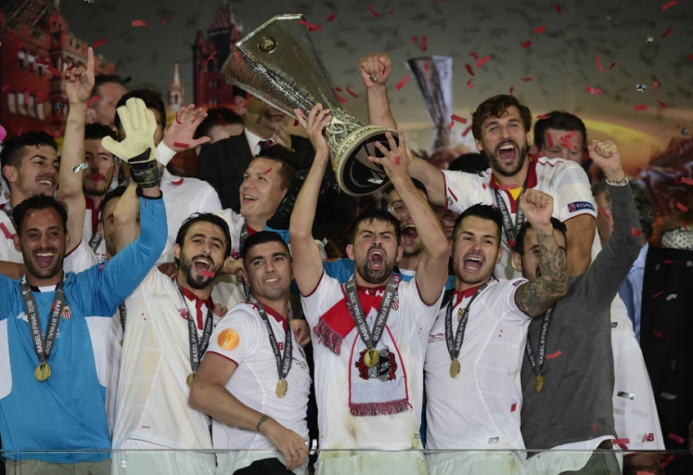 Festa do Sevilla após o tÃtulo da Liga Europa
