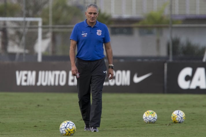 Técnico Tite, durante treino do Corinthians na tarde desta sexta-feira (Foto: Daniel Augusto Jr)