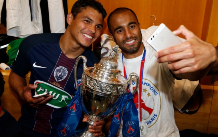 Lucas comemora com Thiago Silva mais um tÃtulo pelo PSG