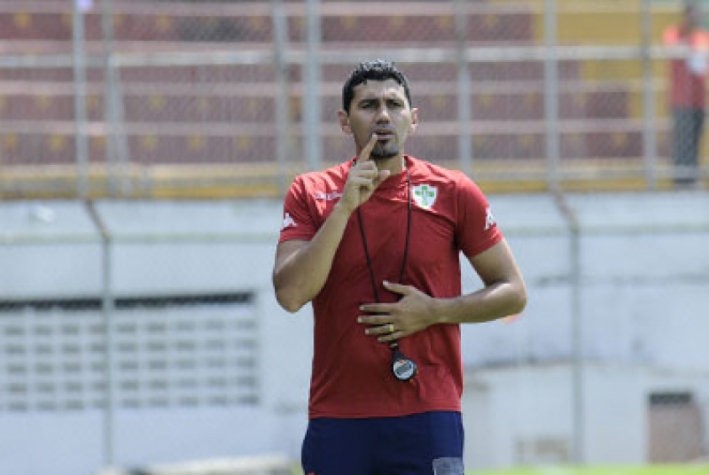 Técnico da Portuguesa dá orientações durante treino (Foto: Dorival Rosa/Portuguesa)