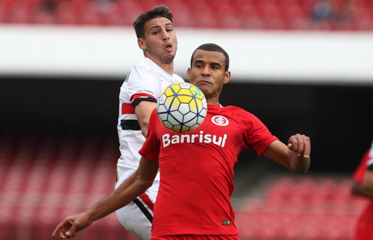 Enrando durante jogo contra o São Paulo pelo Brasileiro (Foto: Site Oficial do São Paulo.)