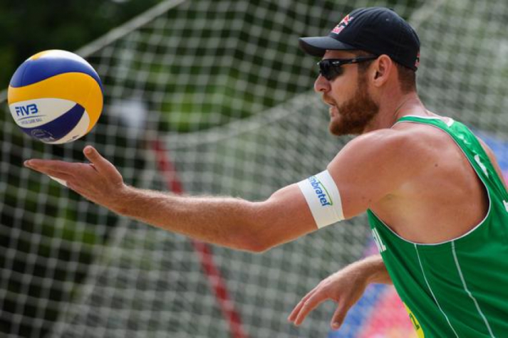 Alison venceu na estréia do torneio, em Moscou (Foto: Divulgação/FIVB)