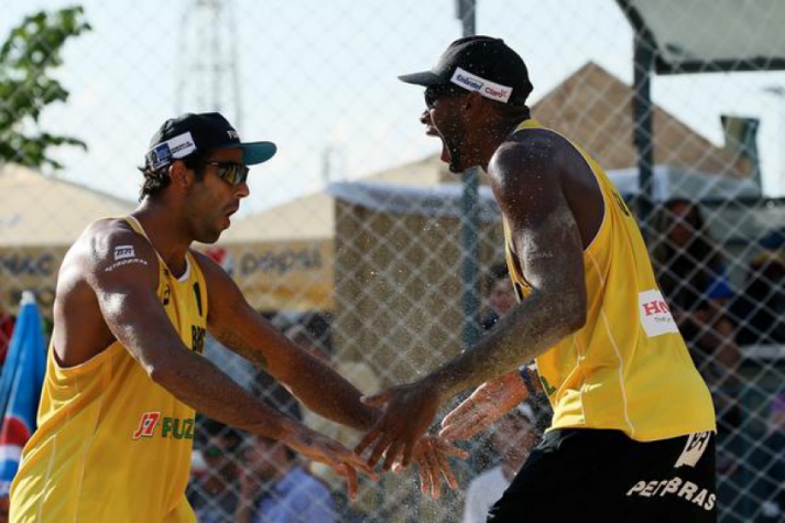Pedro Solberg e Evandro comemoram ponto na Rússia (Foto: Divulgação/FIVB)
