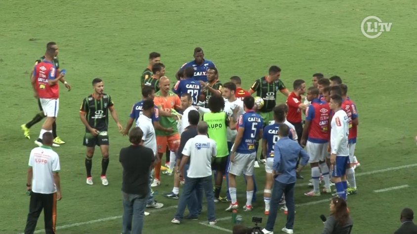 Paulo Bento e Givanildo Oliveira discutem