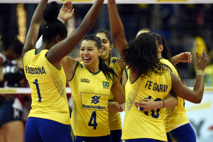 Brasileiras comemoram um ponto contra a República Dominicana (Foto: Gaspar Nobrega/Inovafoto/CBV)