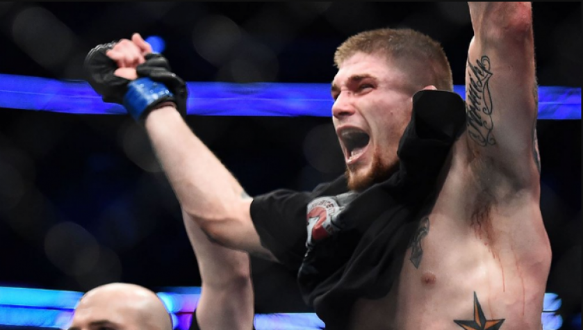 Jake Collier comemora vitória contra Alberto Uda