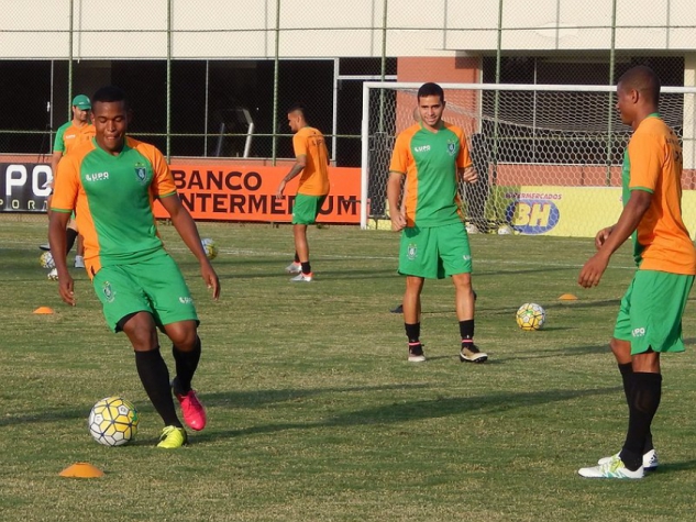 Alan Mineiro, ao lado de Eduardo e Juninho, durante treino do América-MG (Foto: Divulgação / Site oficial do América)