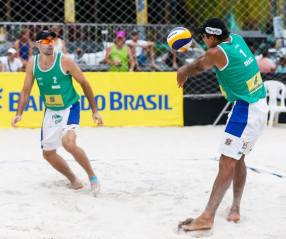 Bruno recepciona passe observado por Hevaldo (Foto: Divulgação/FIVB)
