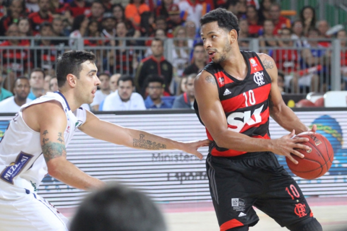 Ronald Ramon, do Flamengo, e Paulinho Boracini, do Bauru