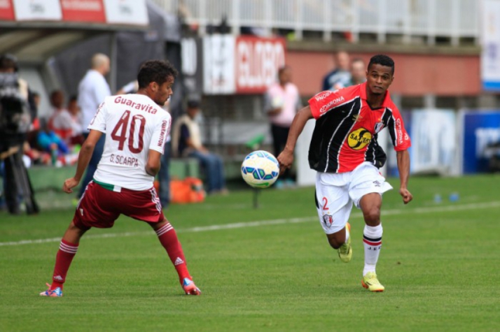 Lateral Mário, ex-Joinville, se transferiu para o Santa Cruz