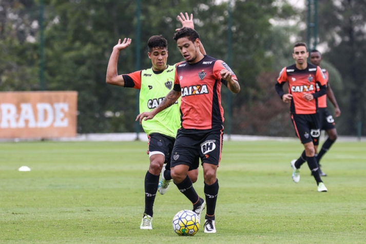 Meia Carlos Eduardo, em treinamento do Atlético-MG na Cidade do Galo