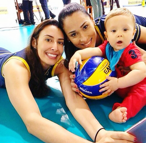 Ainda pequeno, Jaqueline já levava o filho para os treinos com a Seleção Brasileira de vôlei (Foto: Reprodução/Instagram)