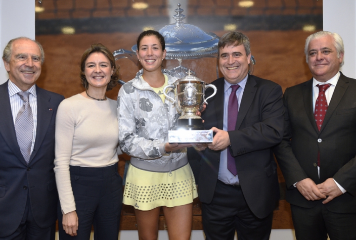 Muguruza com a taça de Roland Garros