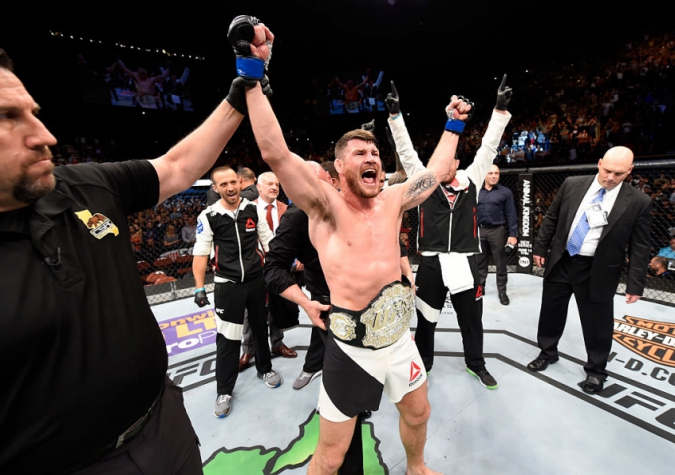 Bisping tem a mão erguida no UFC 199: novo campeão