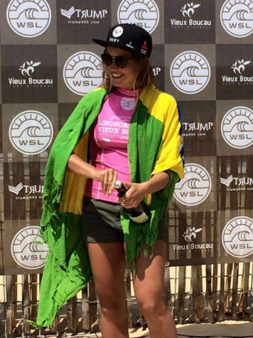 Surfista Chloé Calmon é vice na França
