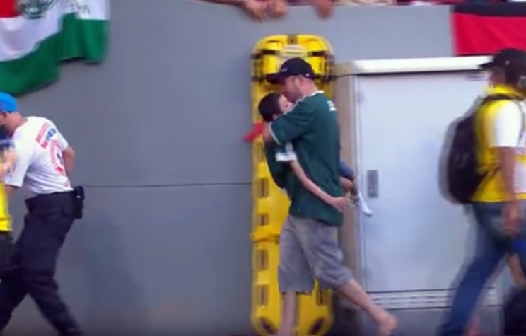 Pai carrega filho no colo no jogo entre Flamengo x Palmeiras
