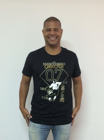 Marcelinho Carioca com camisa comemorativa (Foto: Divulgação)