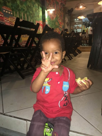 Messi, o pai e uma das irmãs, e o pessoal do Remanso, onde há um time de futebol amador.