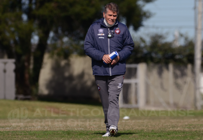Rendimento de Autuori no Atlético-PR é de 53,6% em 23 jogos