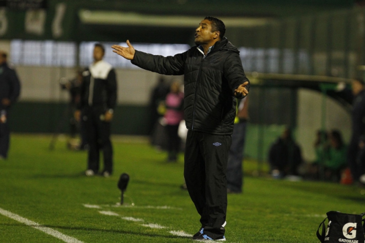 Roger Machado orienta seus comandados durante o jogo
