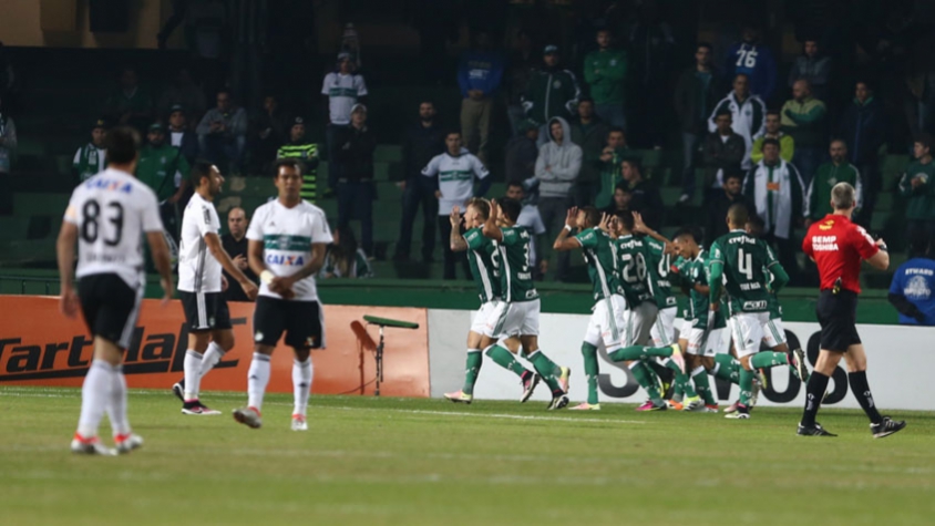 Verdão leva empate do Coxa no fim, mas assume a ponta do Brasileiro