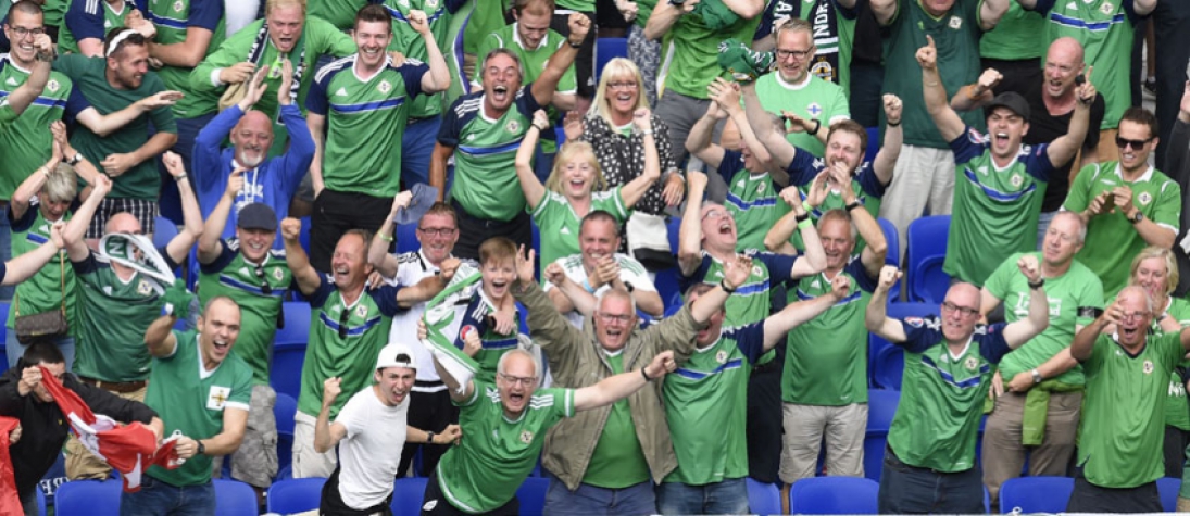 Torcida da Irlanda do Norte contra a Ucrania