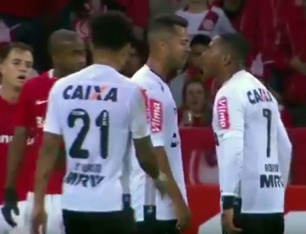 Robinho e Rafael Carioca discutem - Internacional 2 x 0 Atlético MG