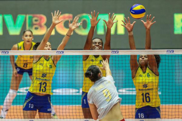 Bloqueio do Brasil durante jogo contra a China (Foto: Divulgação/FIVB)