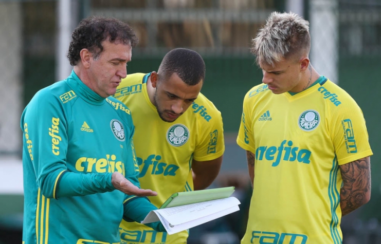 Com ousadia e jogadas treinadas, Cuca ganha o elenco e vira líder