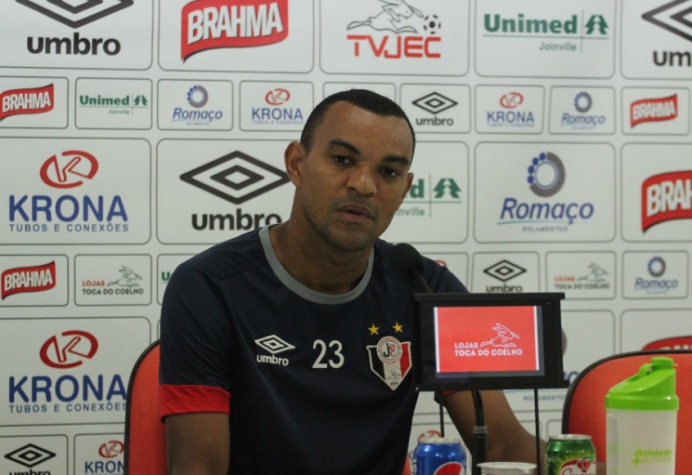 Volante Diones durante coletiva do Joinville (Foto: Divulgação / Joinville)