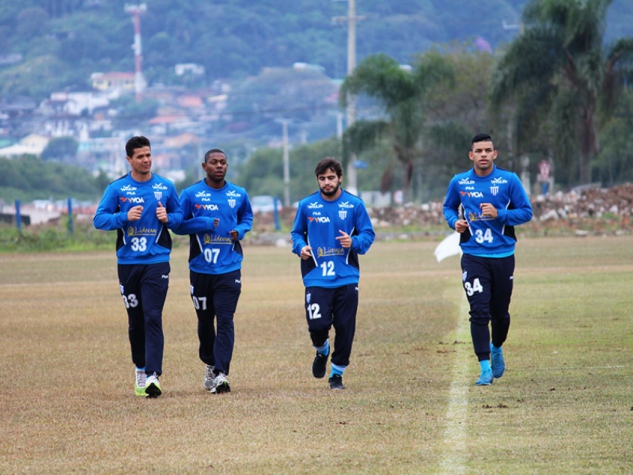 Luan, Tatá e João Paulo durante treino antes da partida contra o Atlético-GO (Foto: André Palma Ribeiro/Avaí F. C.)