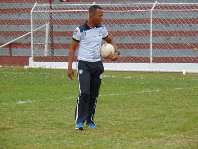 Edivan Coelho, técnico do Amparo