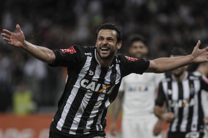 Com gol ilegal e vacilo da zaga, Galo bate Timão na estreia de Cristóvão