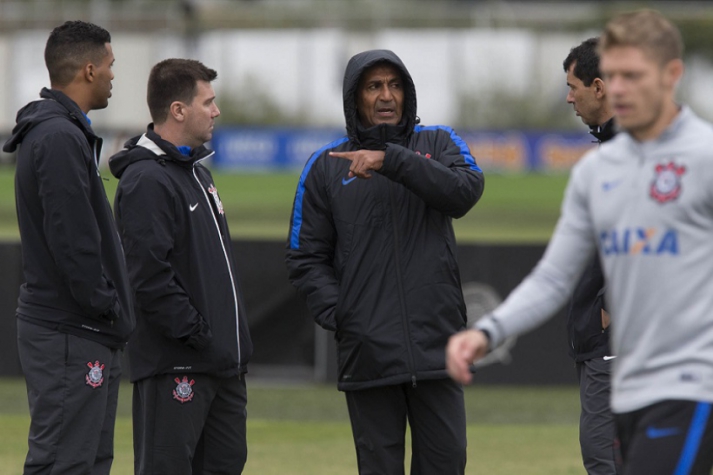 Cristóvão Borges e membros da comissão técnica do Corinthians (Foto: Daniel Augusto Jr)
