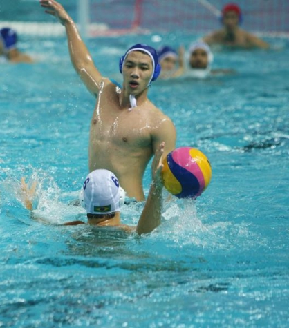 Bernardo Gomes, touca 6 branca, em jogo contra a China (Foto: Divulgação FINA)
