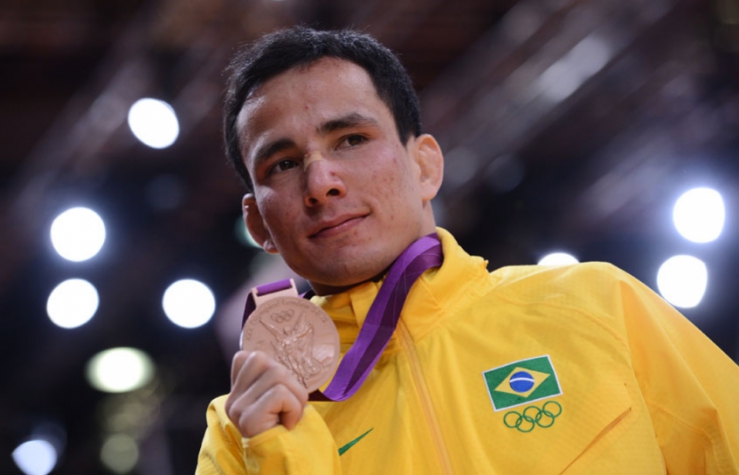 Olimpíadas 2012 - Londres - Felipe Kitadai levanta o Bronze vencida no Judo.
