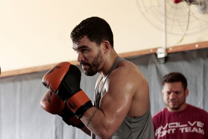 Patricky Pitbull encara Michael Chandler em disputa de cinturão dos leves do Bellator (FOTO: