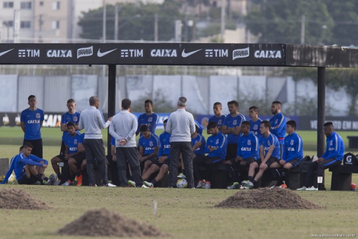 Cristóvão Borges reunido com o elenco do Corinthians no CT Joaquim Grava (Foto: Daniel Augusto Jr)