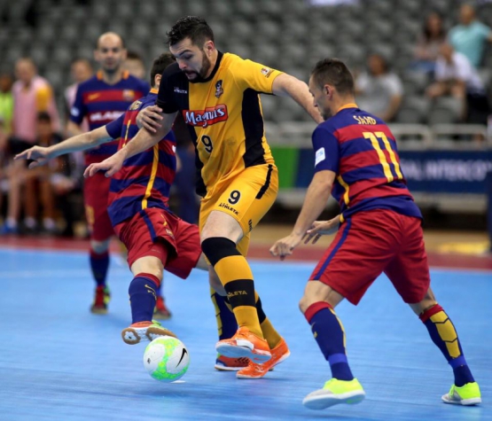 Jogadores do Magnus Futsal e do Barcelona disputam jogada (Foto: Facebook/Magnus Futsal)