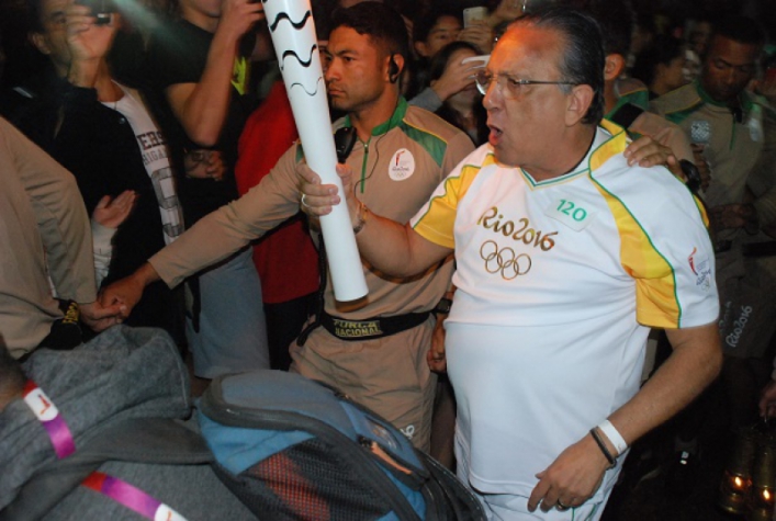Galvão Bueno foi o responsável por acender a pira em Londrina (Foto: Homero Sergio)