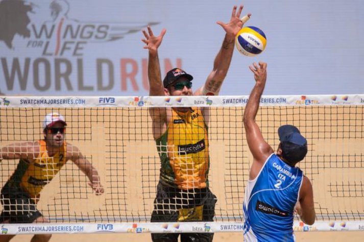 Alison tenta bloquear Adrian Carambula (Foto: Divulgação / GettyImages)